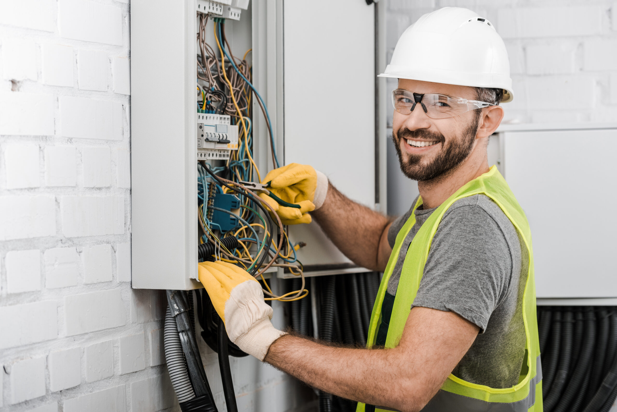 Apply Now: Electrician Job in the US (2024) | Salary: $91,000